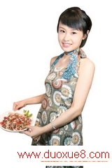 美女厨房的蕨菜炒肉丝